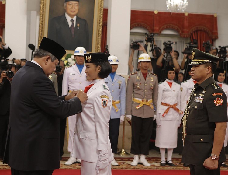 Presiden SBY kukuhkan 66 anggota Paskibraka di Istana Negara, Kamis (15/8) sore. (foto: abror/presidenri.go.id)